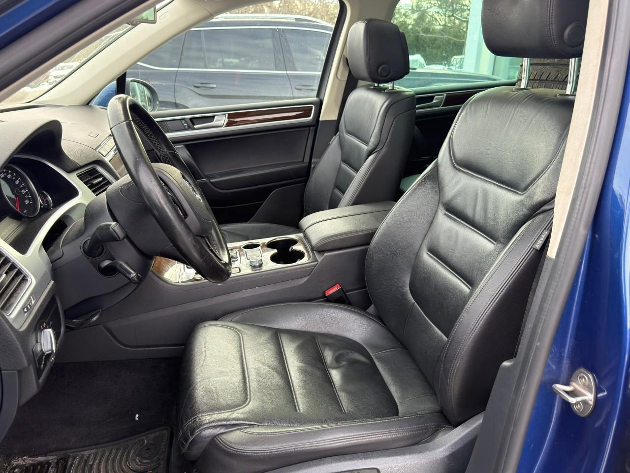 2016 Volkswagen Touareg 3.6L HighlineCERTIFIED AS-TRADED, ONE-OWNER, ACCID Photo