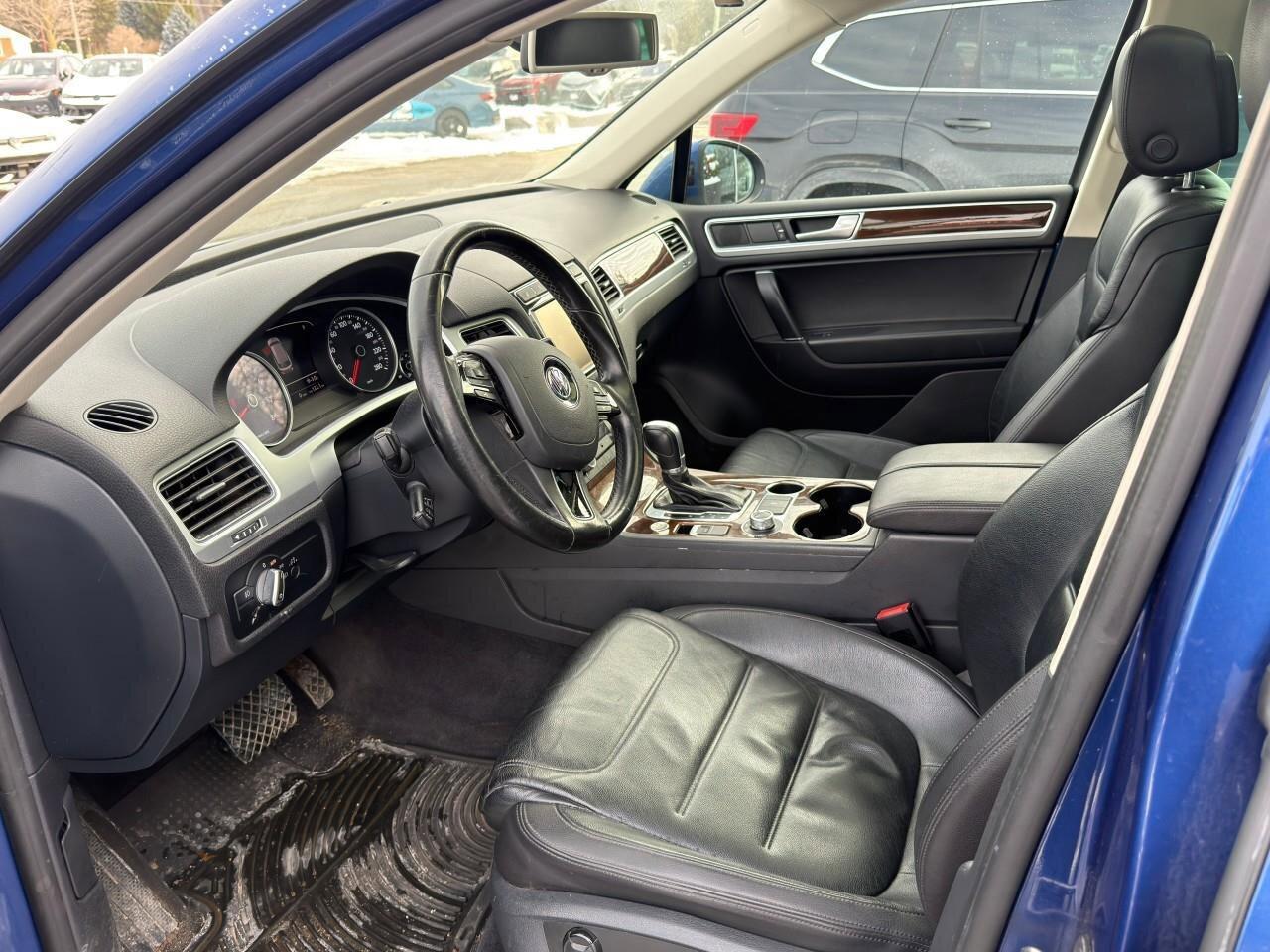 2016 Volkswagen Touareg 3.6L HighlineCERTIFIED AS-TRADED, ONE-OWNER, ACCID Photo