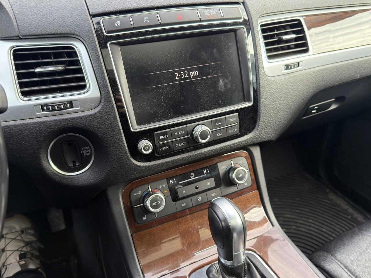 2016 Volkswagen Touareg 3.6L HighlineCERTIFIED AS-TRADED, ONE-OWNER, ACCID Photo