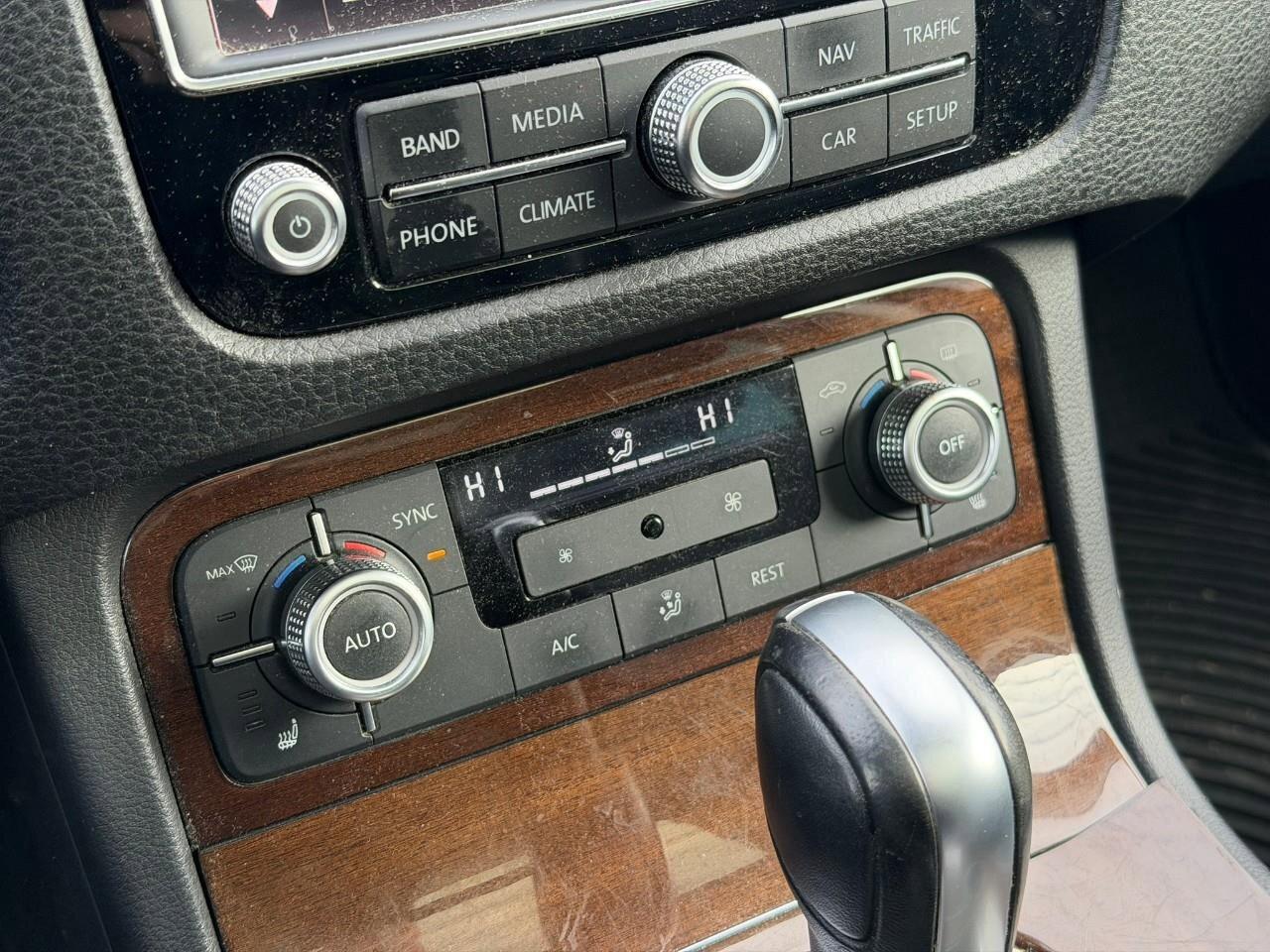 2016 Volkswagen Touareg 3.6L HighlineCERTIFIED AS-TRADED, ONE-OWNER, ACCID Photo