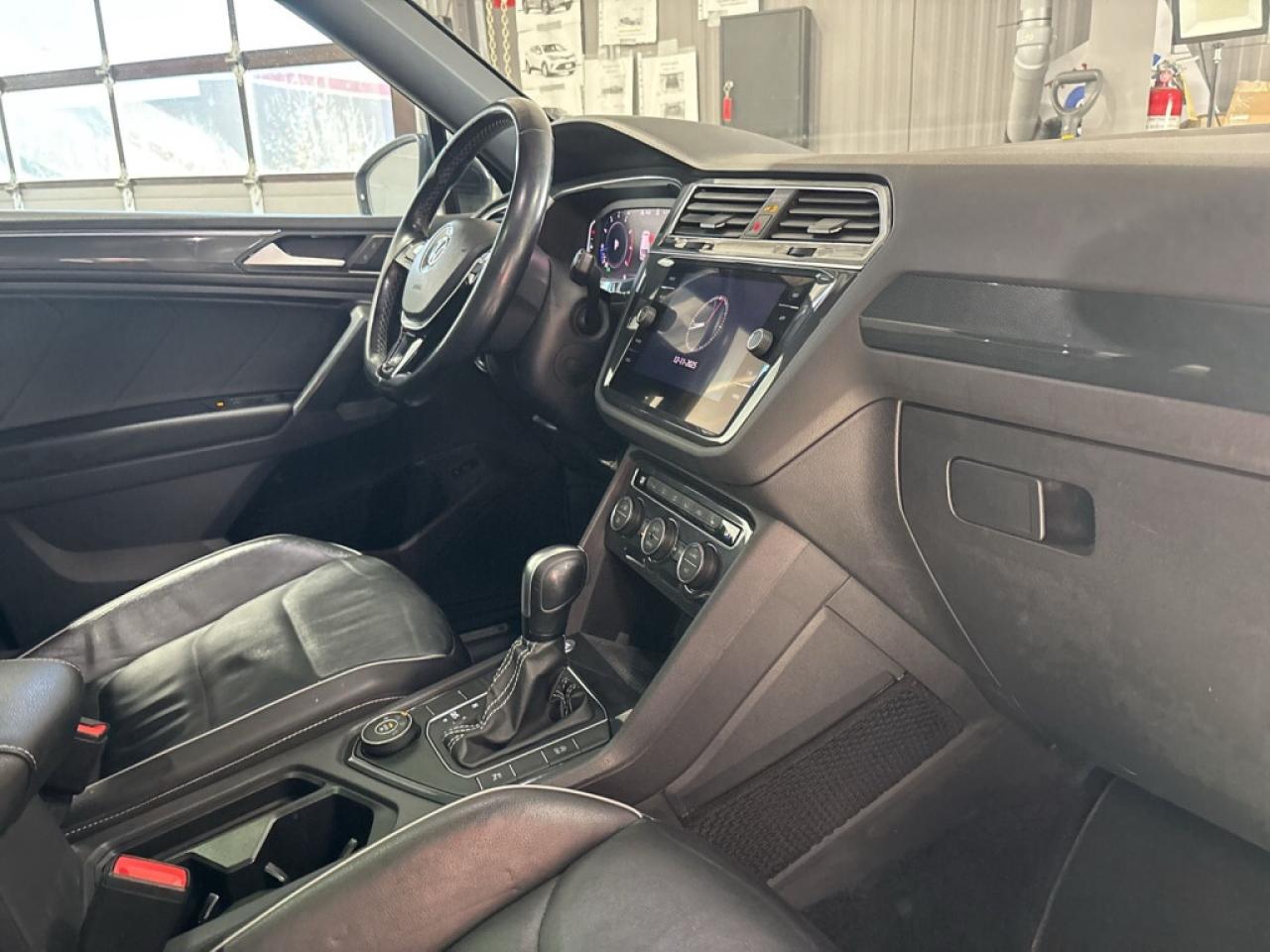 2021 Volkswagen Tiguan Highline R Line 4MOTION/Sunroof/NAVI/Leather/Drive Photo