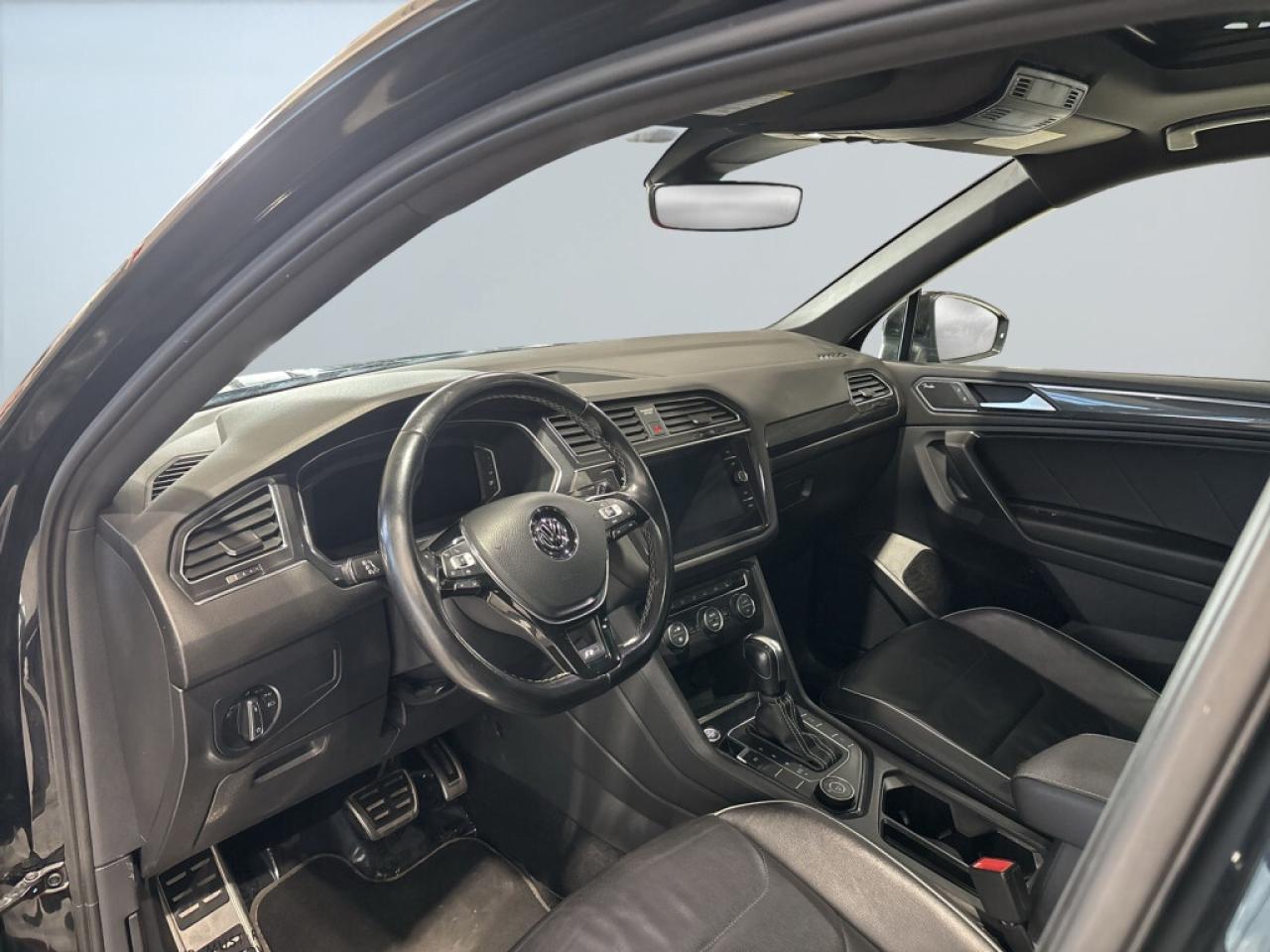 2021 Volkswagen Tiguan Highline R Line 4MOTION/Sunroof/NAVI/Leather/Drive Photo