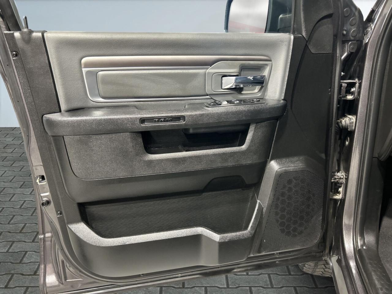 2023 RAM 1500 SLT/ HEMI V8 Express PKG/Big Screen NAVI/Android C Photo