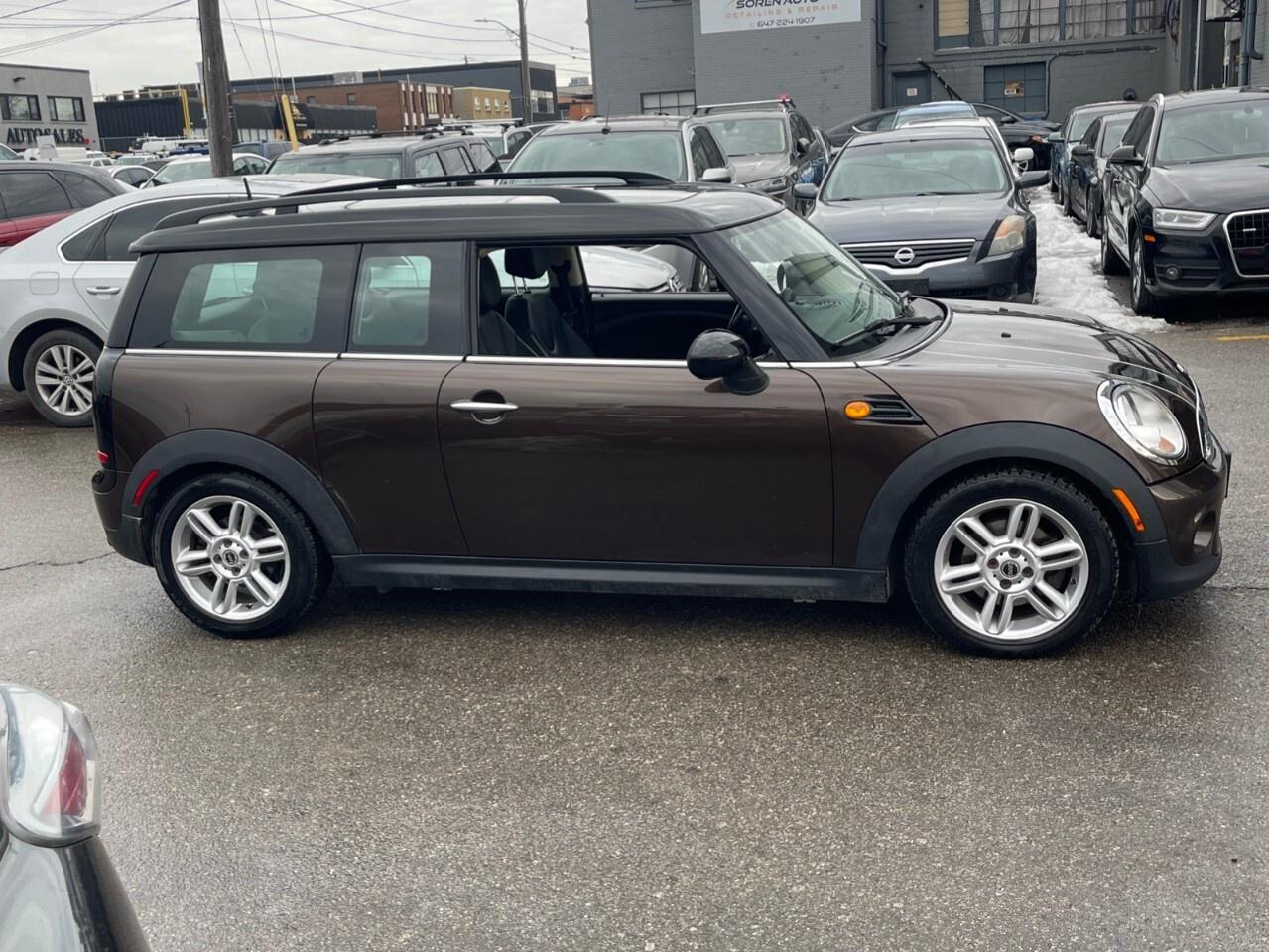 2011 MINI Cooper Clubman 2dr Cpe Classic Moonroof/Auto/heated seats/3rd doo Photo3