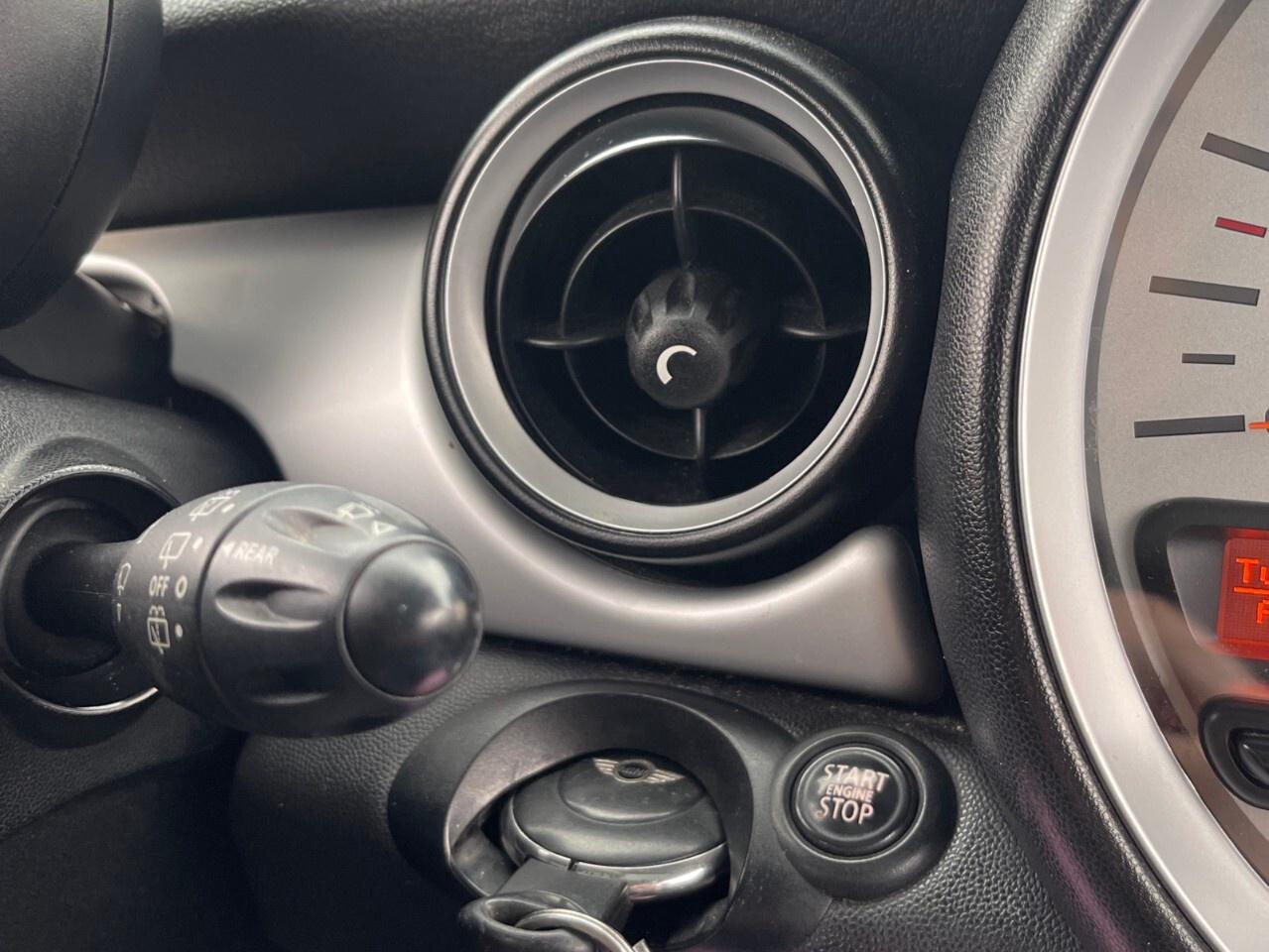 2011 MINI Cooper Clubman 2dr Cpe Classic Moonroof/Auto/heated seats/3rd doo Photo