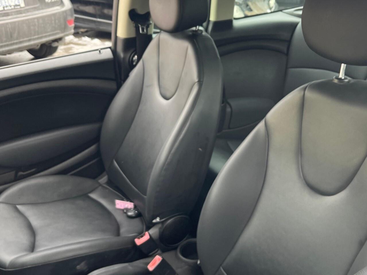 2011 MINI Cooper Clubman 2dr Cpe Classic Moonroof/Auto/heated seats/3rd doo Photo