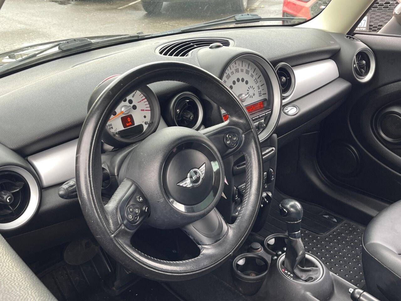 2011 MINI Cooper Clubman 2dr Cpe Classic Moonroof/Auto/heated seats/3rd doo Photo