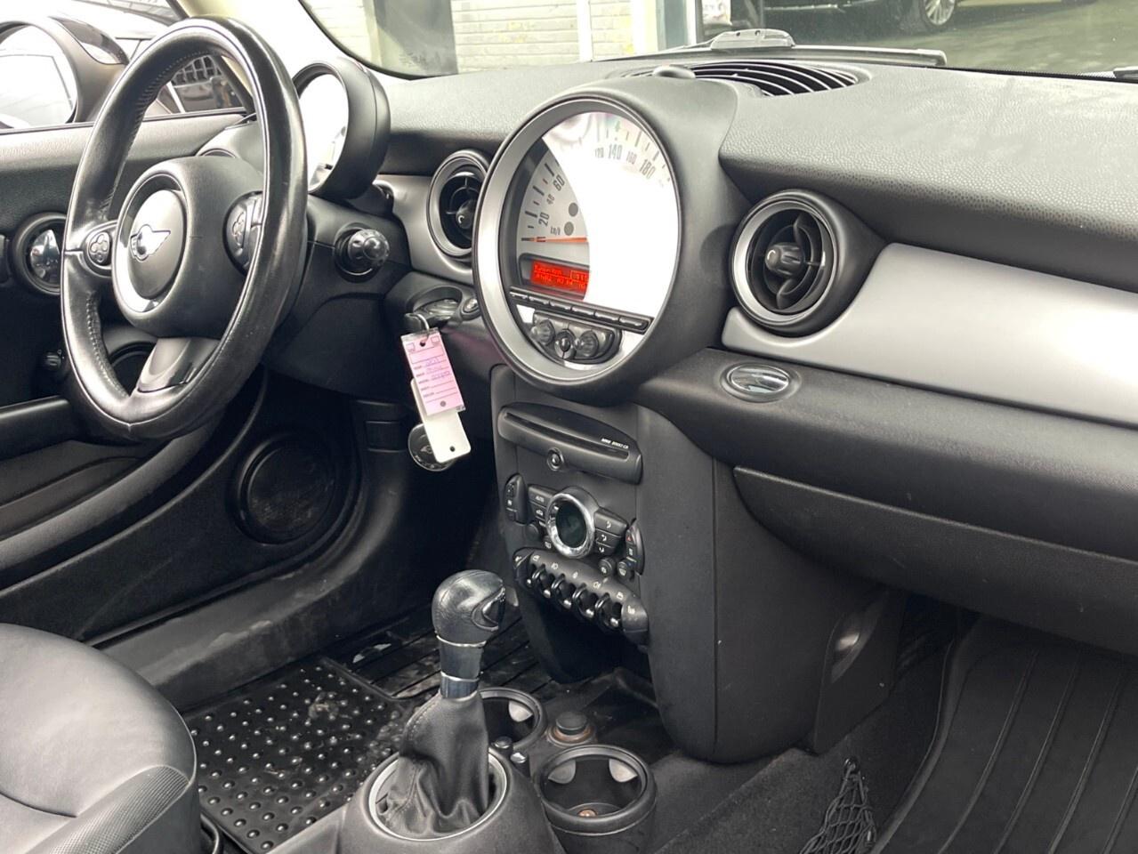 2011 MINI Cooper Clubman 2dr Cpe Classic Moonroof/Auto/heated seats/3rd doo Photo