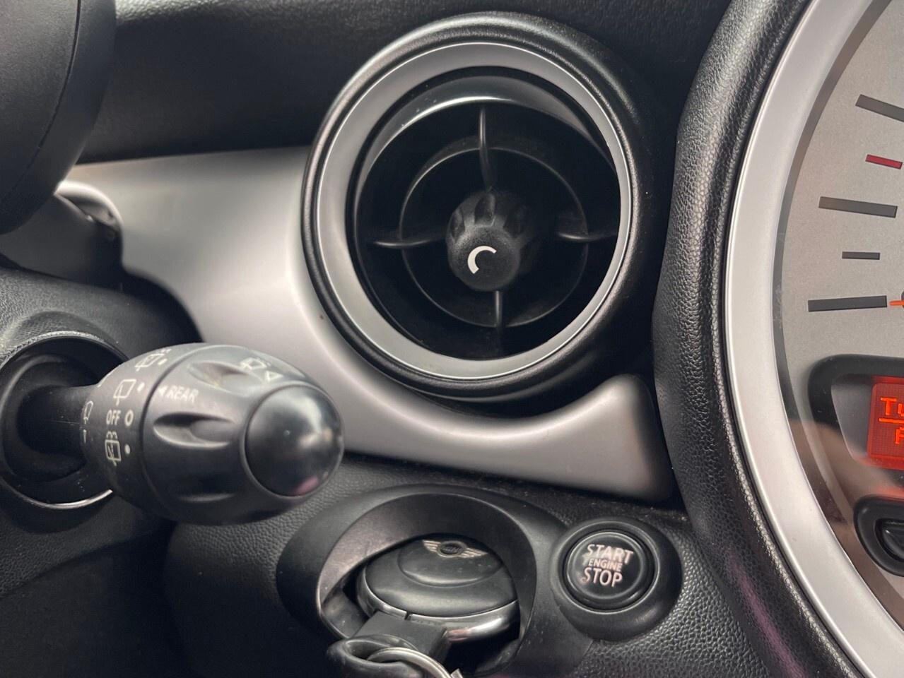 2011 MINI Cooper Clubman 2dr Cpe Classic Moonroof/Auto/heated seats/3rd doo Photo