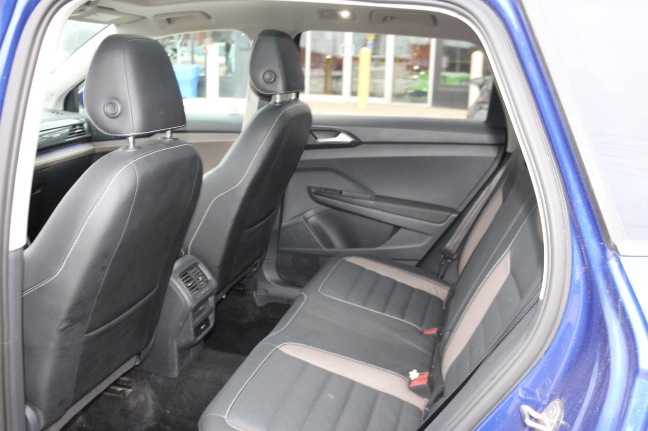 2022 Volkswagen Taos Highline 4MOTION Photo