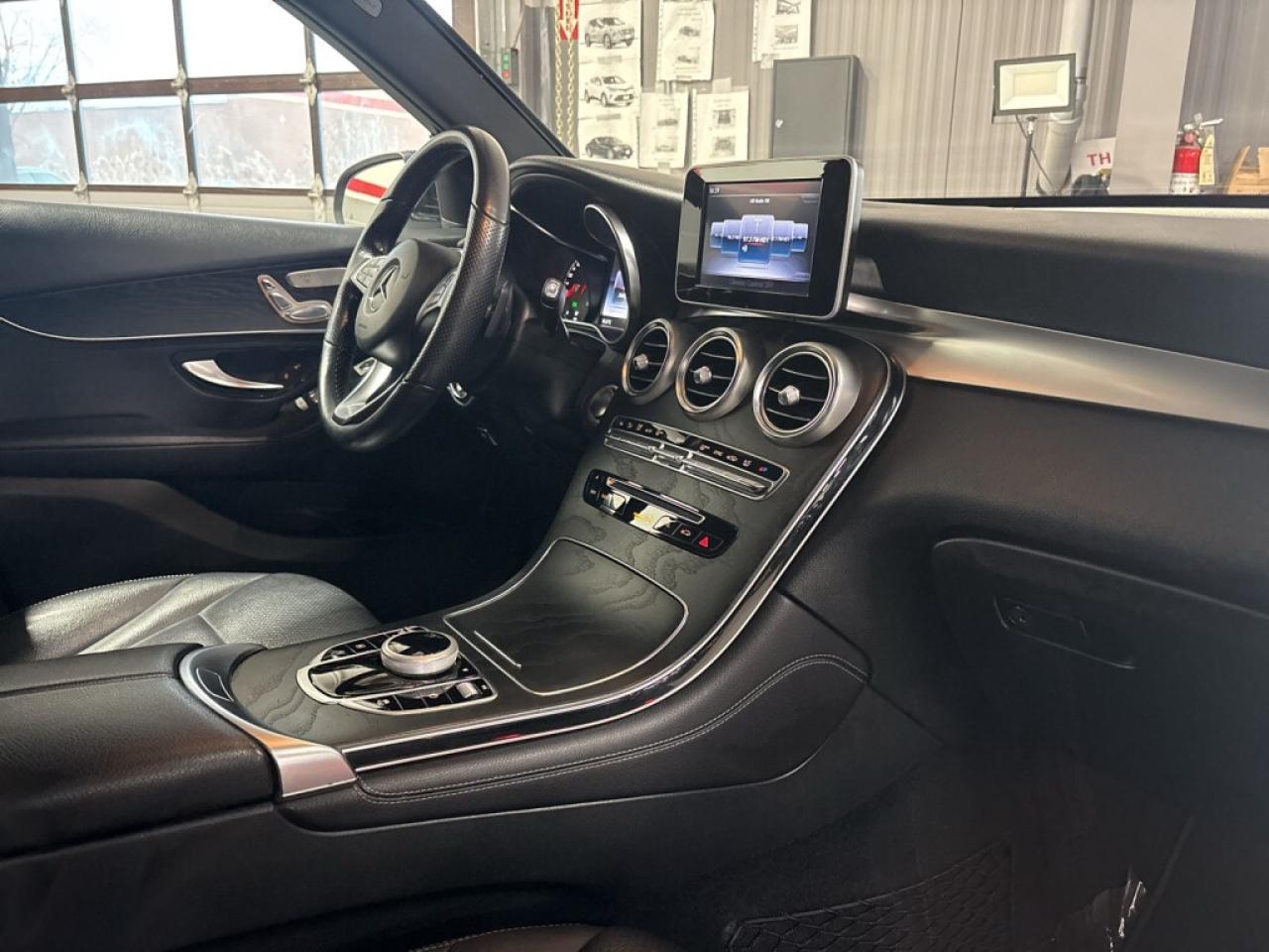 2019 Mercedes-Benz GLC300 GLC 300/4MATIC /NAVI/Leather/B Cam/ Drive Assist/C Photo