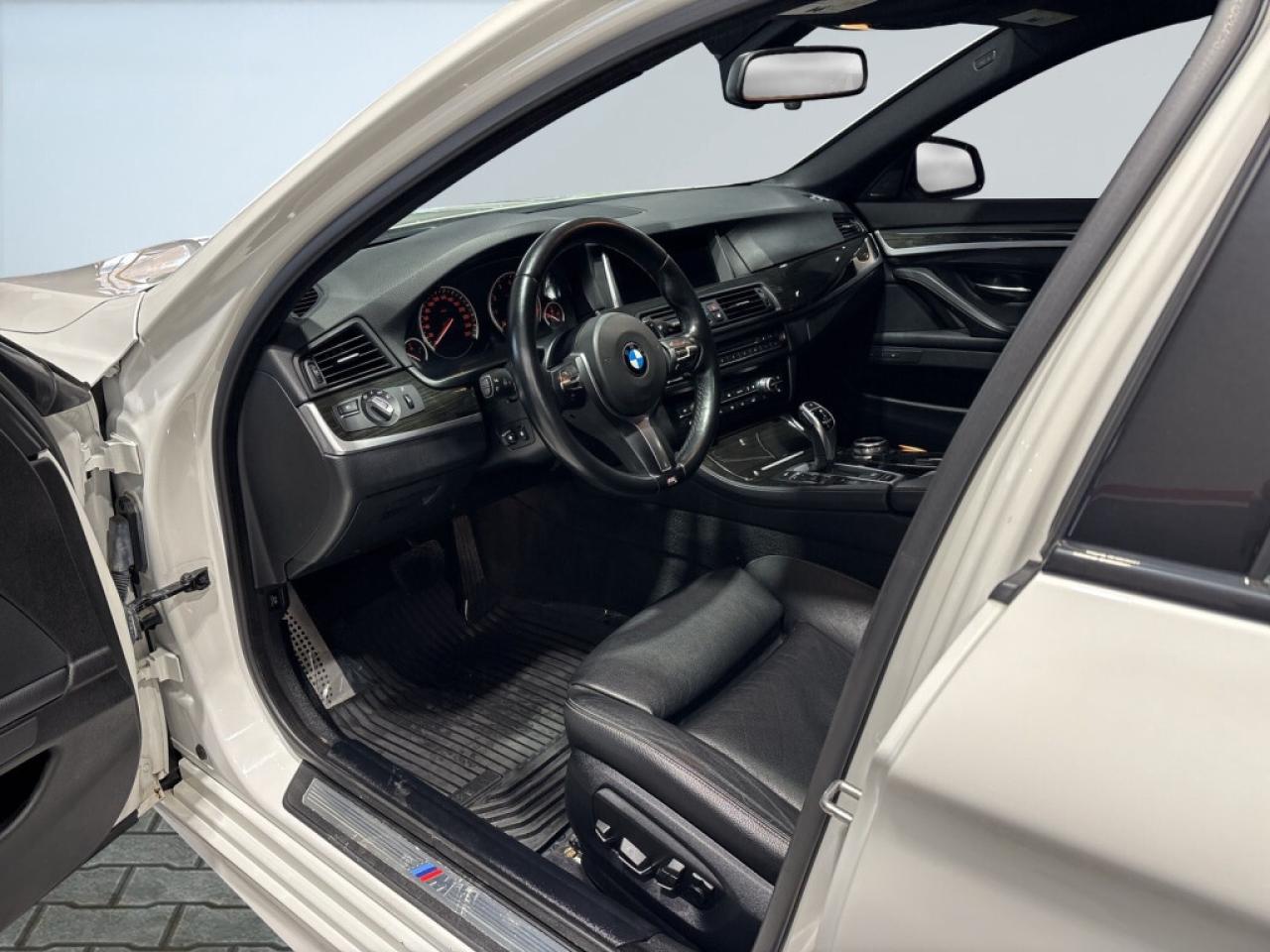 2015 BMW 528 xDrive M Sport Pkg/NAVI/Leather/Sunroof/ Amazing C Photo