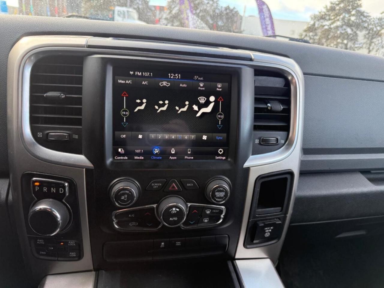 2018 RAM 1500 Big Horn AWD/Big Screen/NAVI/B Cam/ Clean Carfax Photo4