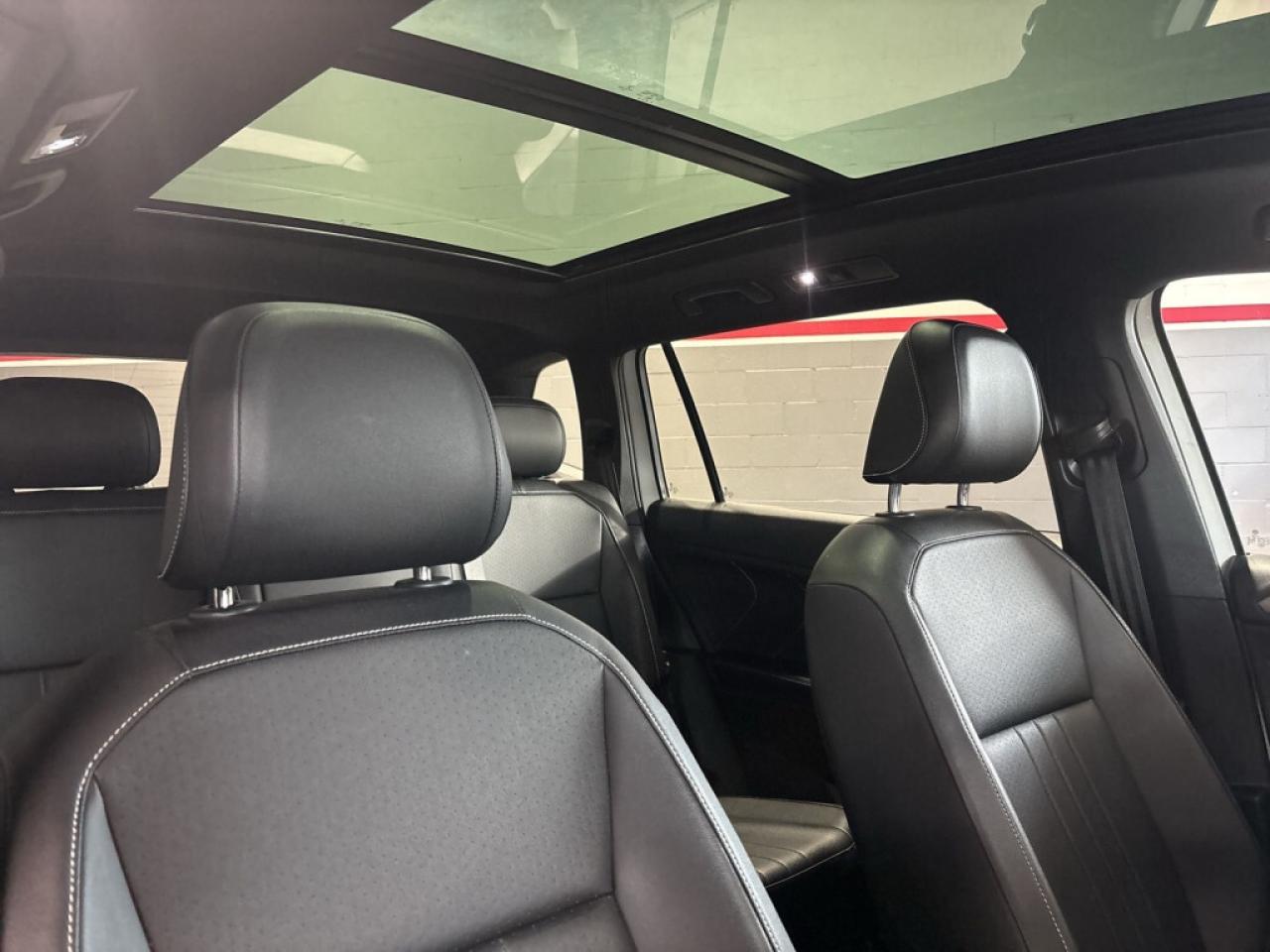 2022 Volkswagen Tiguan R-Line/ Panoroof/NAVI/Leather/ Android Carplay/Rem Photo