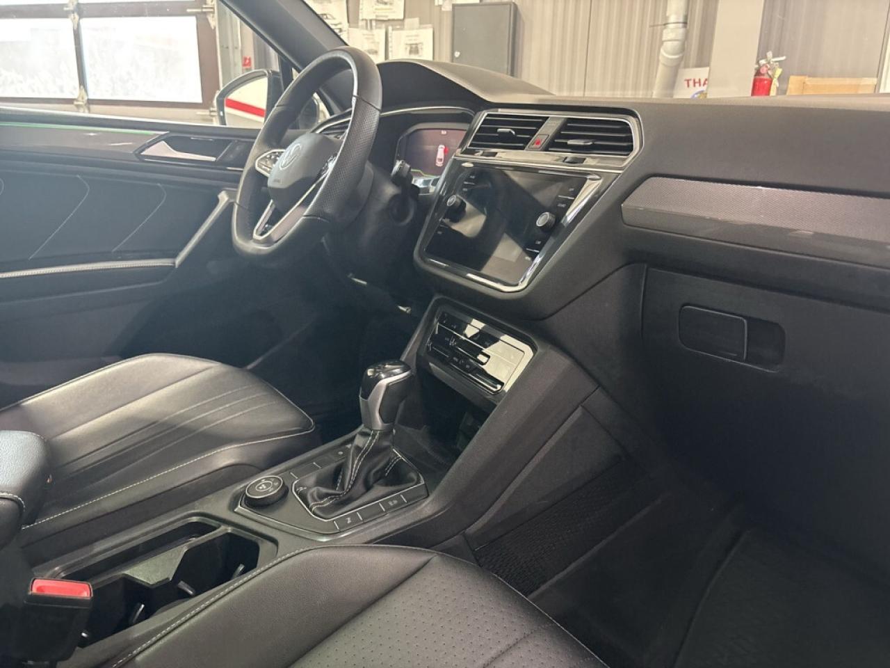 2022 Volkswagen Tiguan R-Line/ Panoroof/NAVI/Leather/ Android Carplay/Rem Photo
