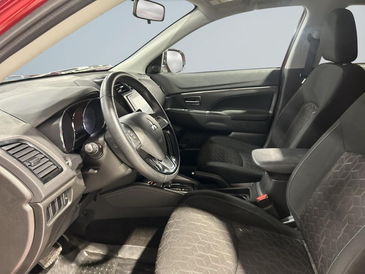 2024 Mitsubishi RVR AWD / CLEAN CARFAX / Back up Cam / Heated Seats / Photo