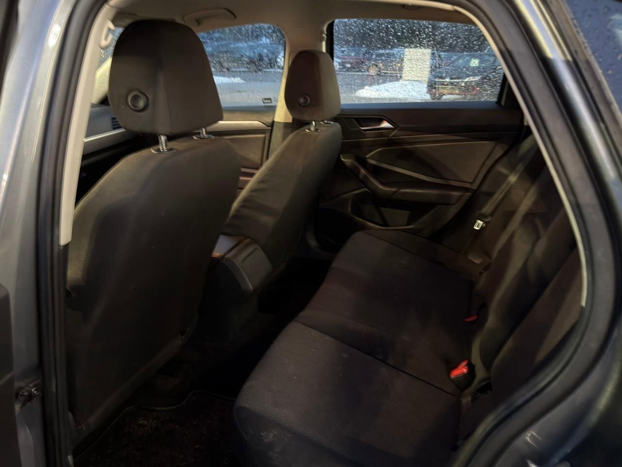 2019 Volkswagen Jetta ComfortlineMANUAL! HTD SEATS, APPLE CARPLAY, BACKU Photo