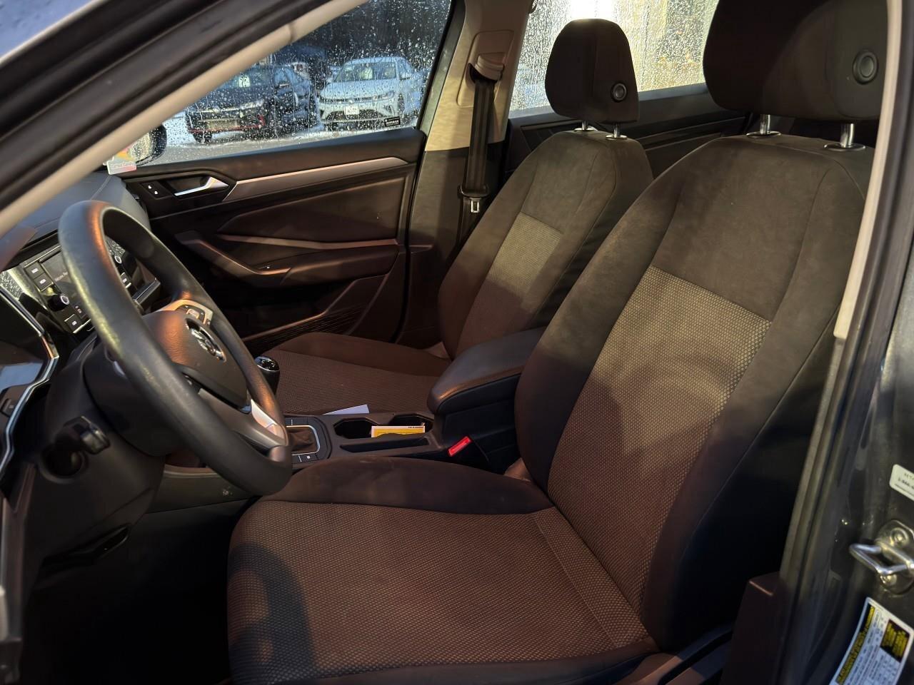 2019 Volkswagen Jetta ComfortlineMANUAL! HTD SEATS, APPLE CARPLAY, BACKU Photo