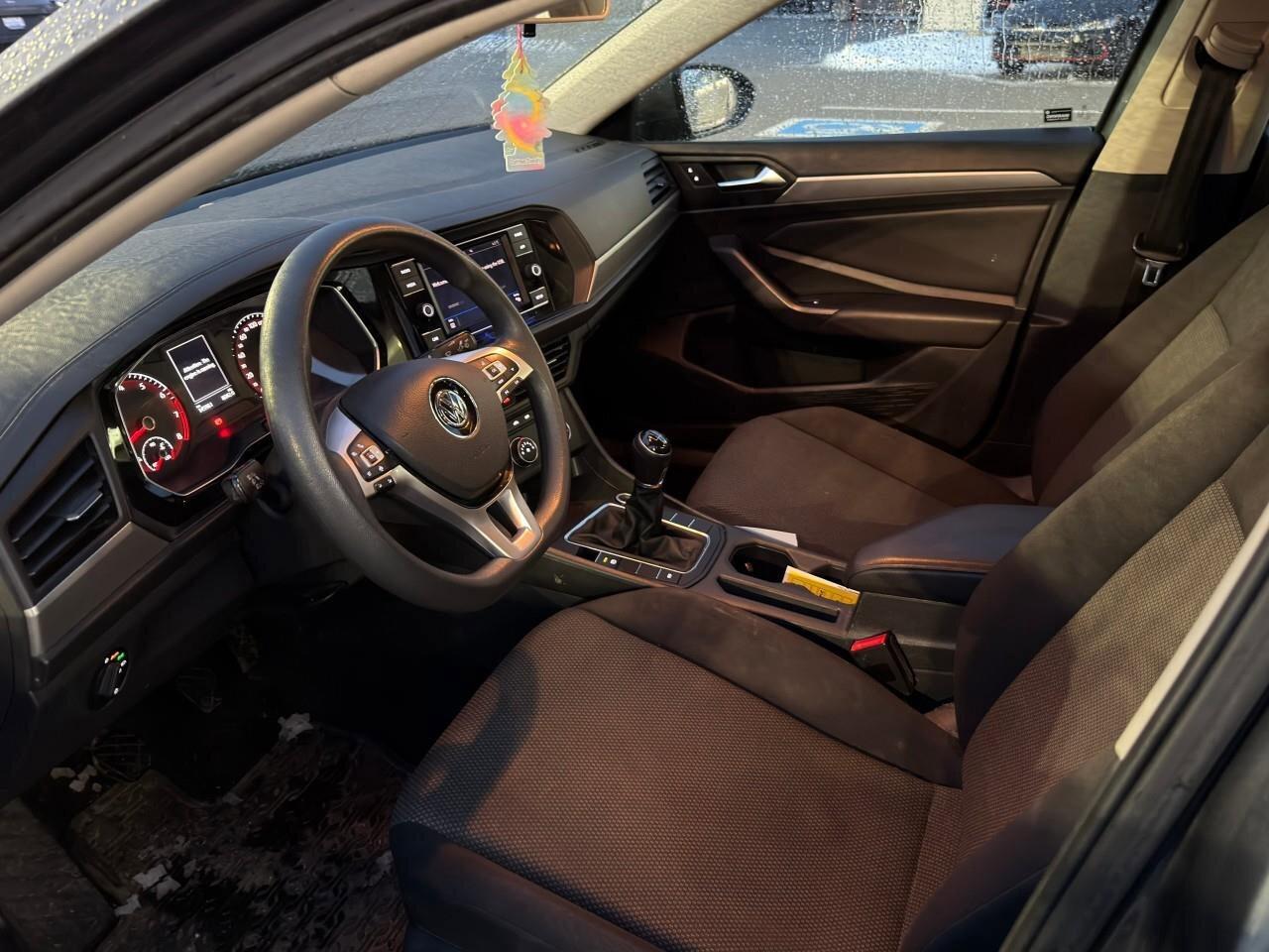 2019 Volkswagen Jetta ComfortlineMANUAL! HTD SEATS, APPLE CARPLAY, BACKU Photo