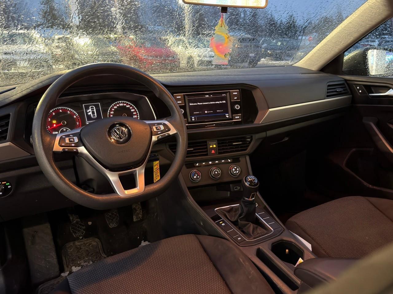 2019 Volkswagen Jetta ComfortlineMANUAL! HTD SEATS, APPLE CARPLAY, BACKU Photo