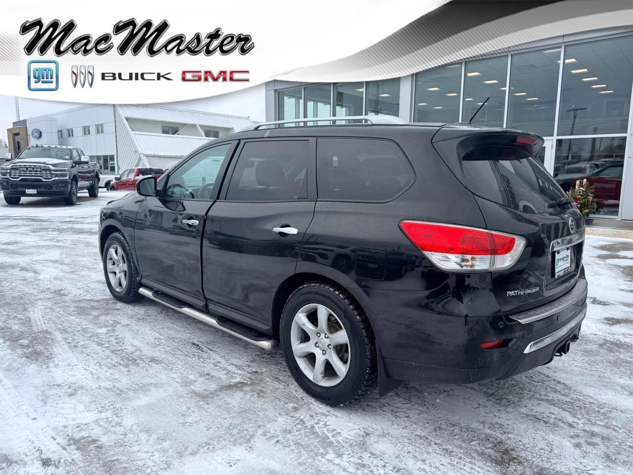 2016 Nissan Pathfinder SVS, 3.5L V6, CVT, AWD, CLOTH, 7-PASSENGER, AS-TRA Photo3