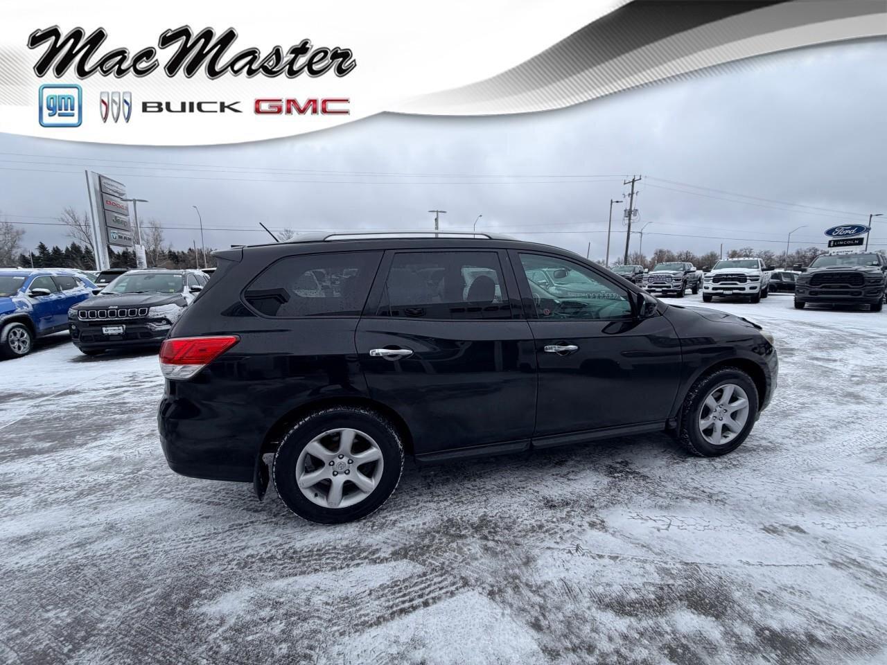 2016 Nissan Pathfinder SVS, 3.5L V6, CVT, AWD, CLOTH, 7-PASSENGER, AS-TRA Photo