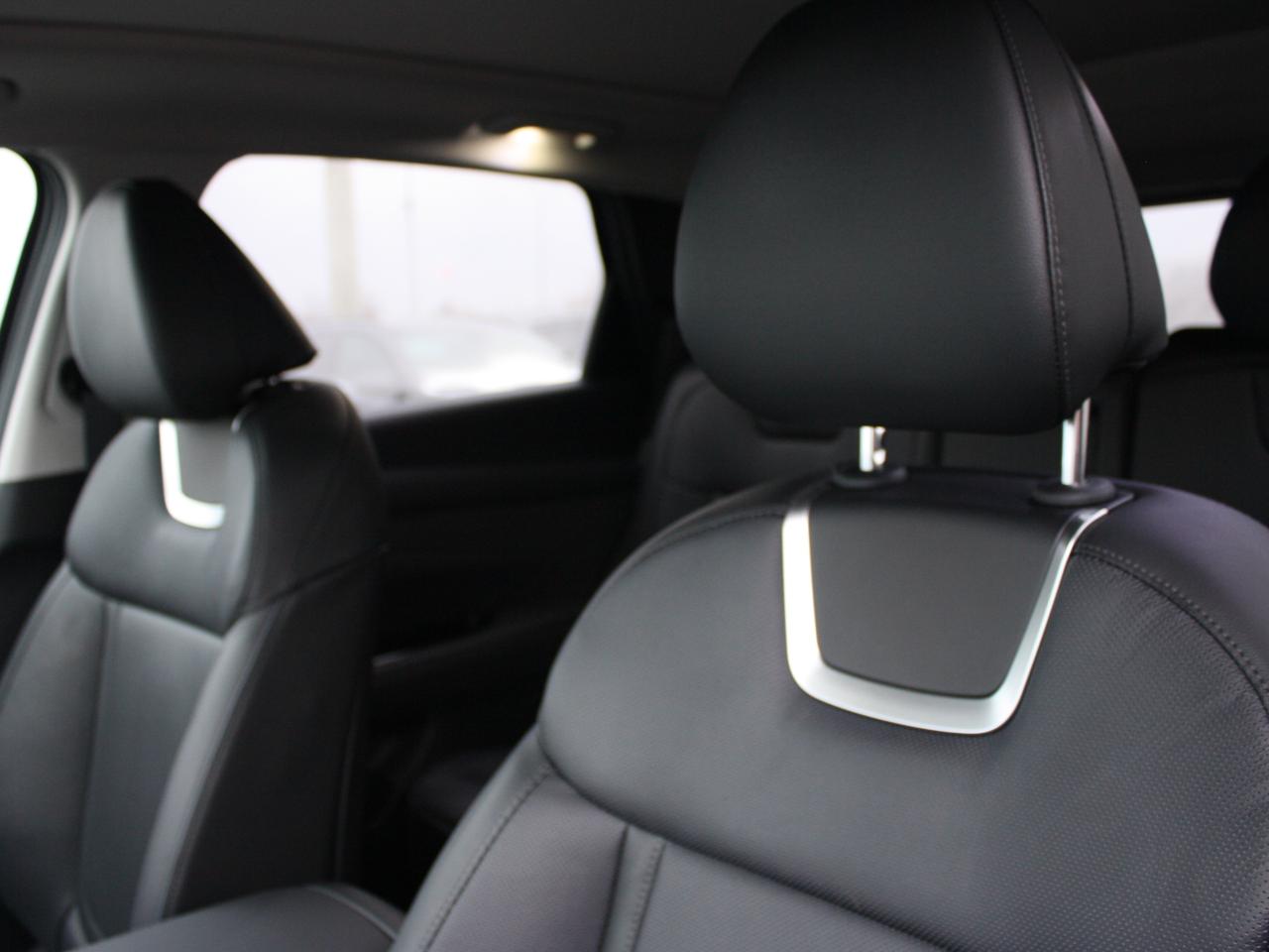 2025 Hyundai Tucson Hybrid Ultimate / Sunroof / Heated Seats / Winter Tires Photo