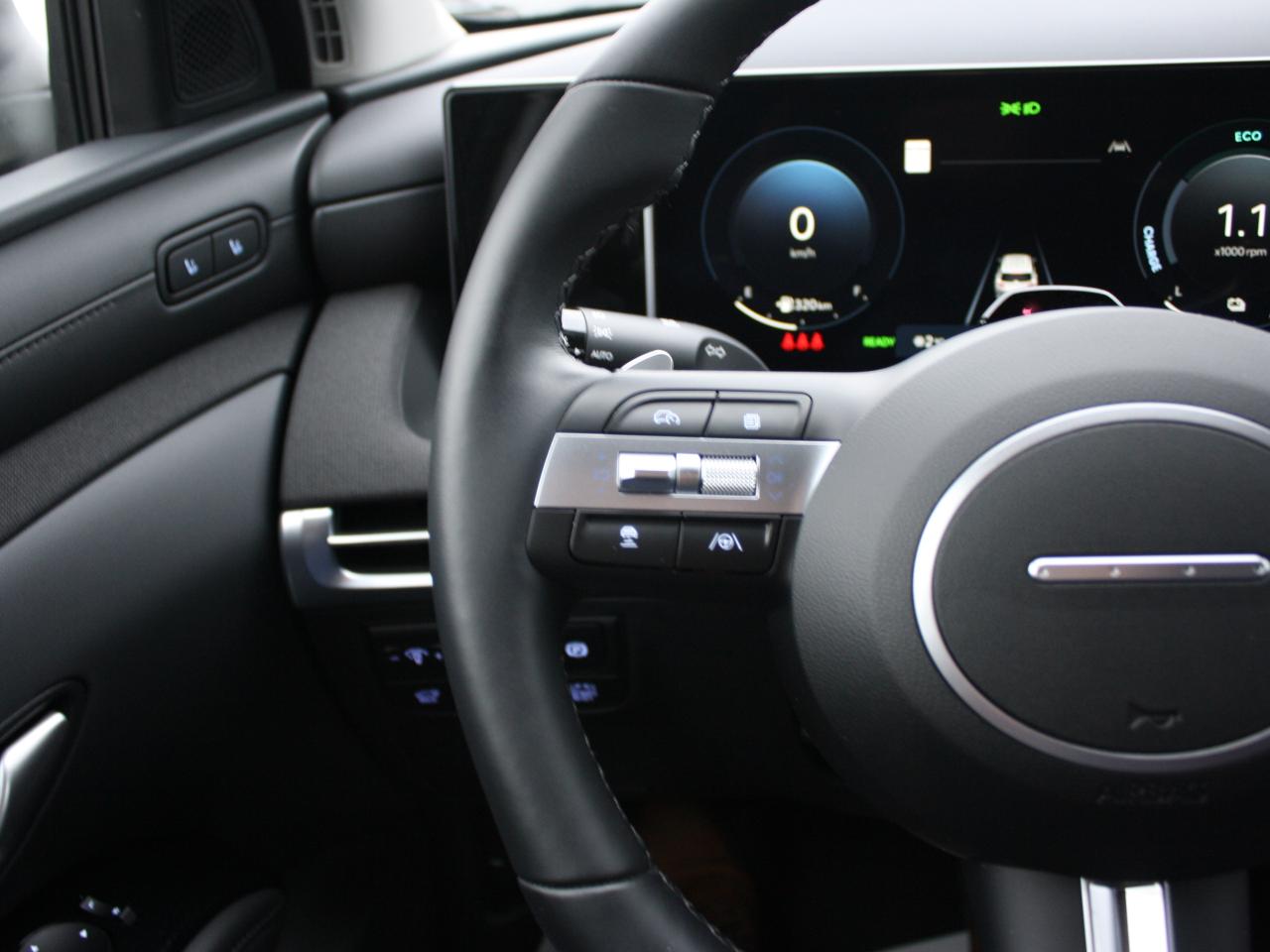 2025 Hyundai Tucson Hybrid Ultimate / Sunroof / Heated Seats / Winter Tires Photo