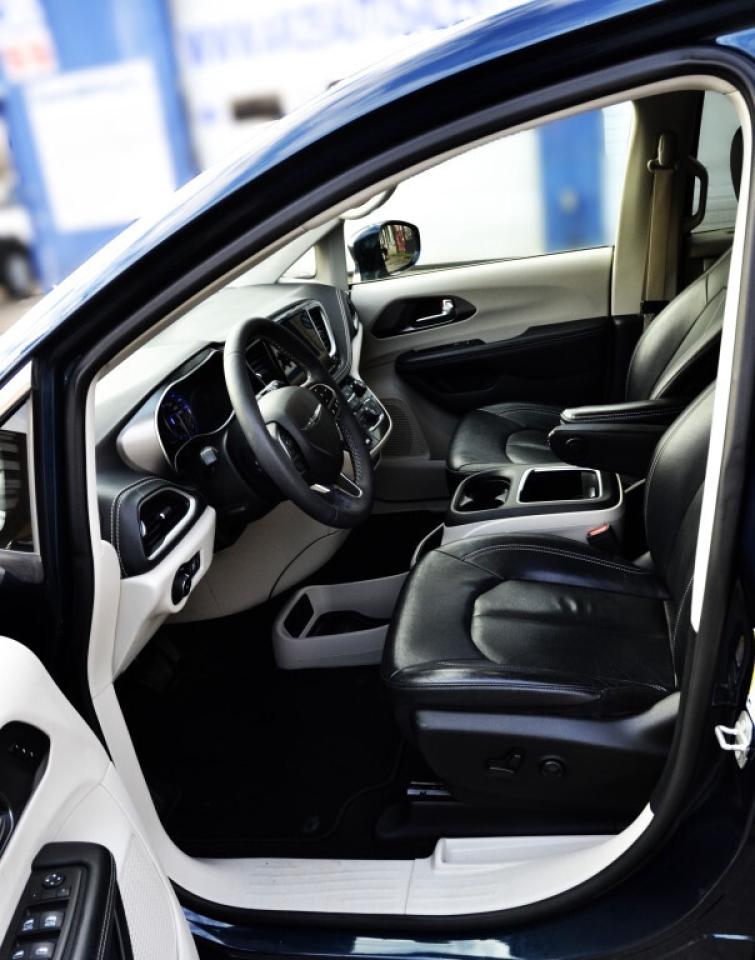 2022 Chrysler Pacifica Touring L Front-Wheel Drive Passenger Van Automati Photo