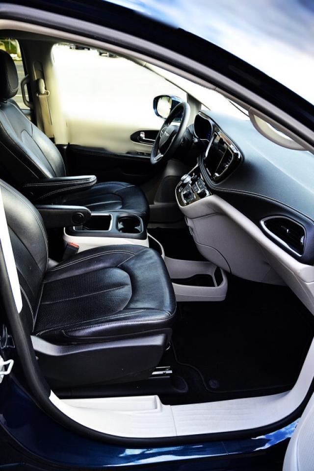 2022 Chrysler Pacifica Touring L Front-Wheel Drive Passenger Van Automati Photo