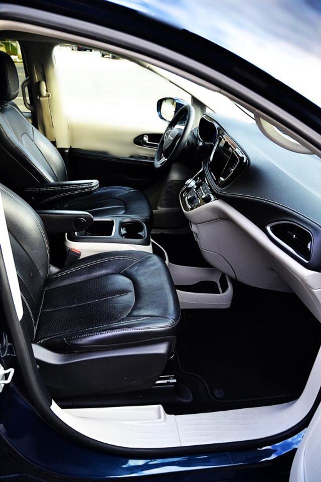 2022 Chrysler Pacifica Touring L Front-Wheel Drive Passenger Van Automati Photo