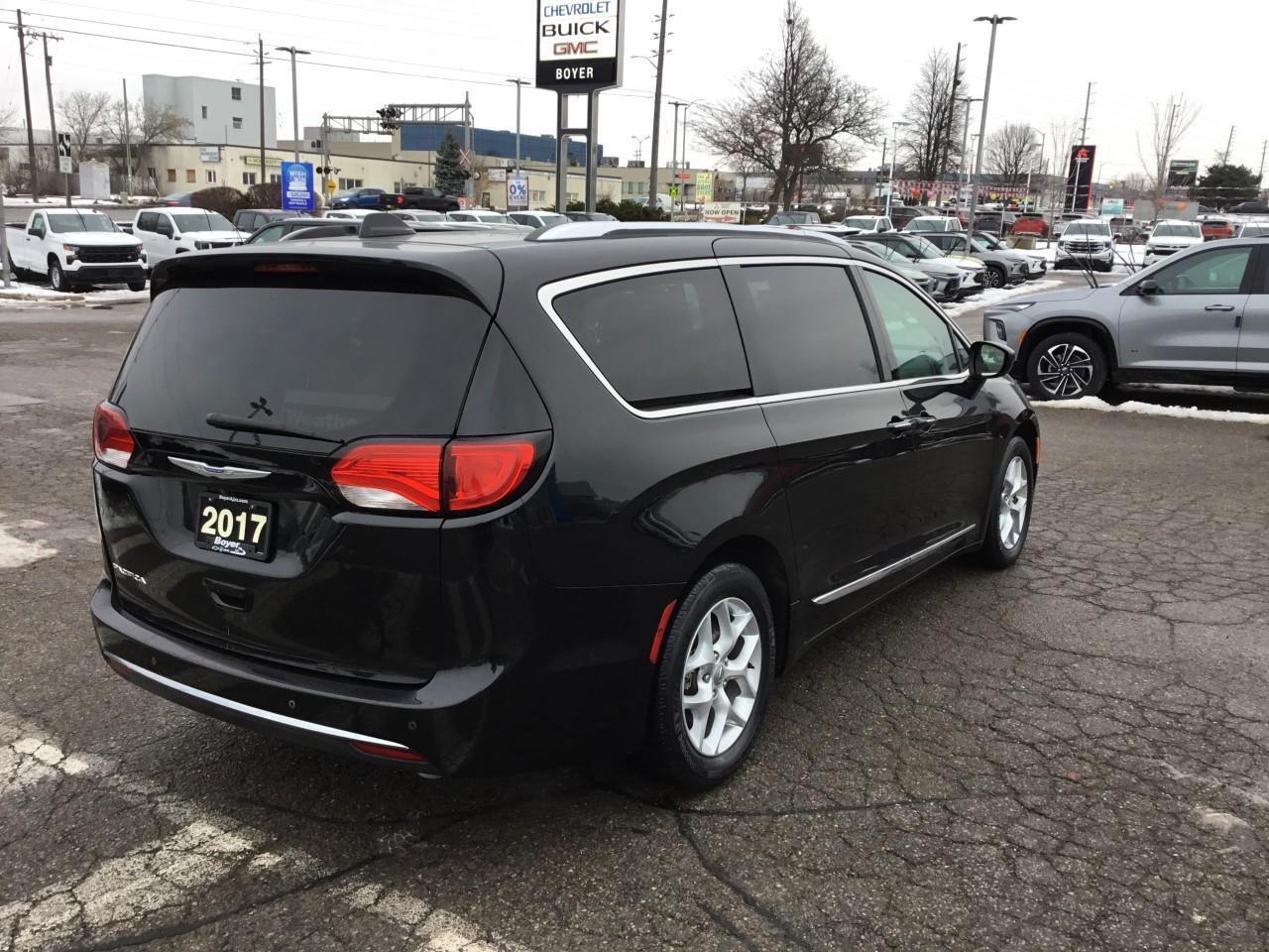 2017 Chrysler Pacifica Touring-L Plus Photo4