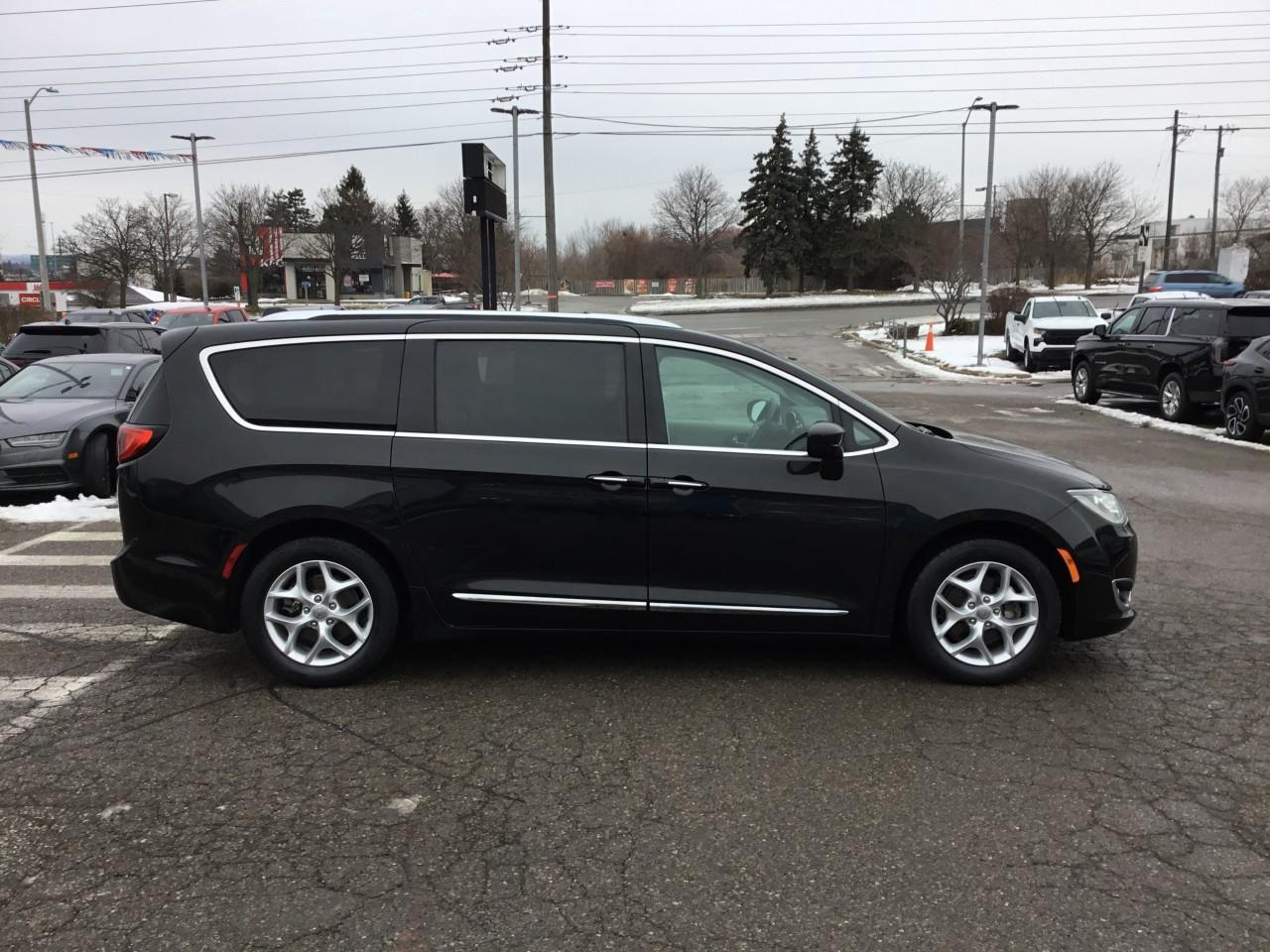 2017 Chrysler Pacifica Touring-L Plus Photo