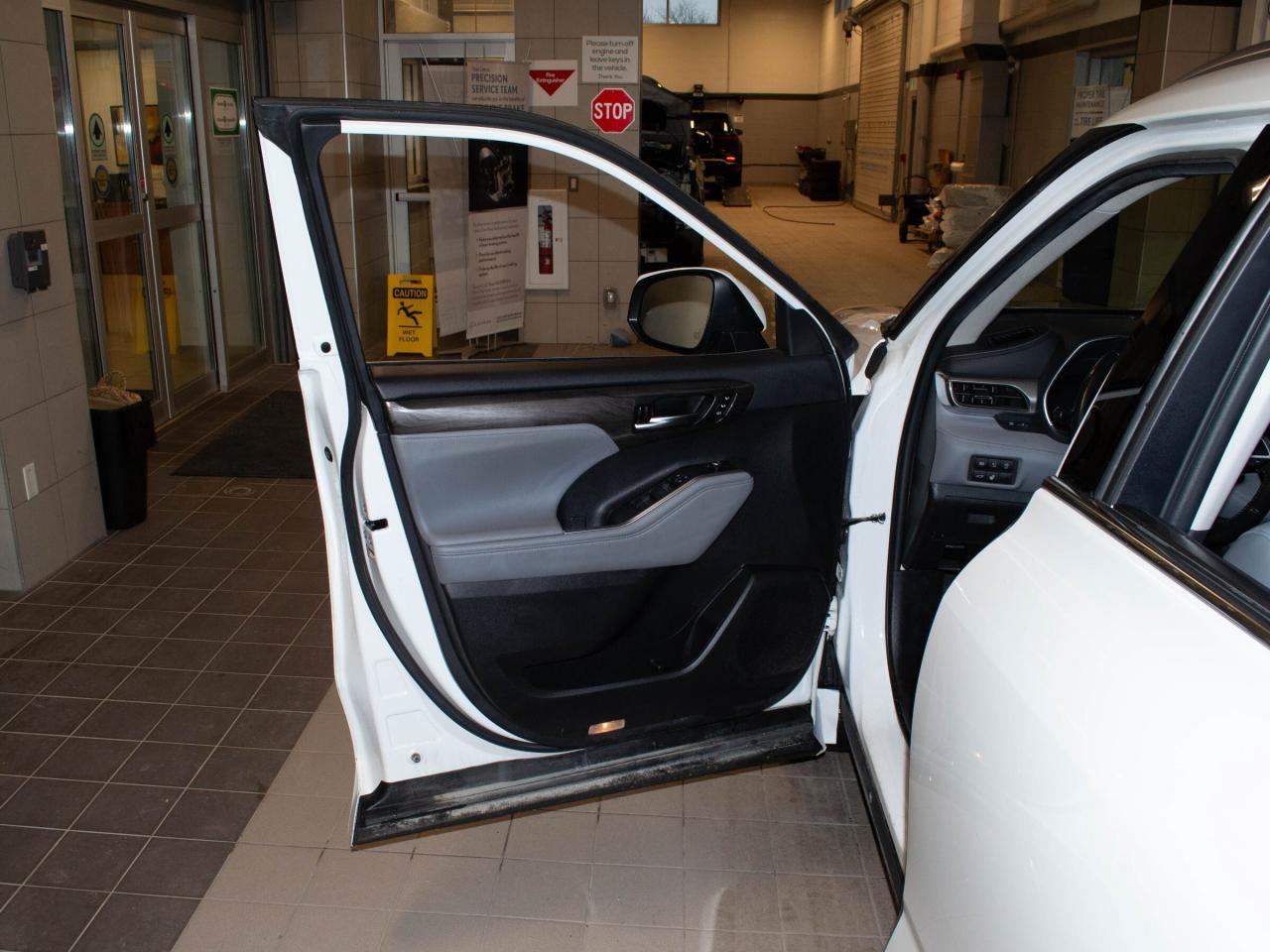 2023 Toyota Highlander LIMITED  Photo