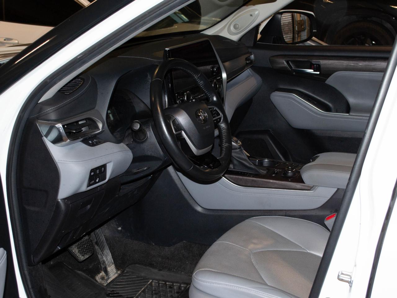 2023 Toyota Highlander LIMITED  Photo