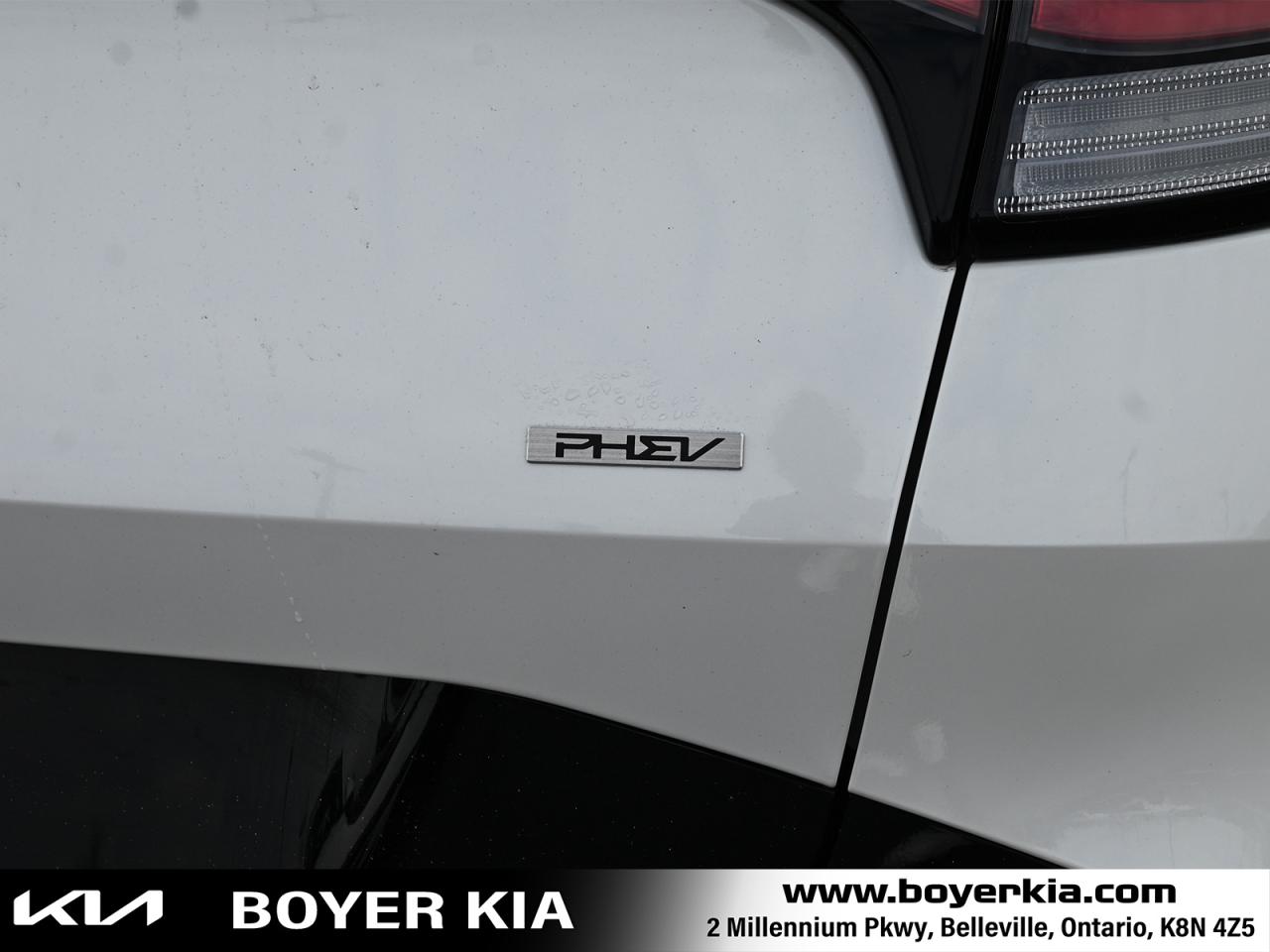2025 Kia Sportage Plug-In Hybrid SX w/Black Interior COMES WITH SNOWS ON ALLOYS TOO Photo