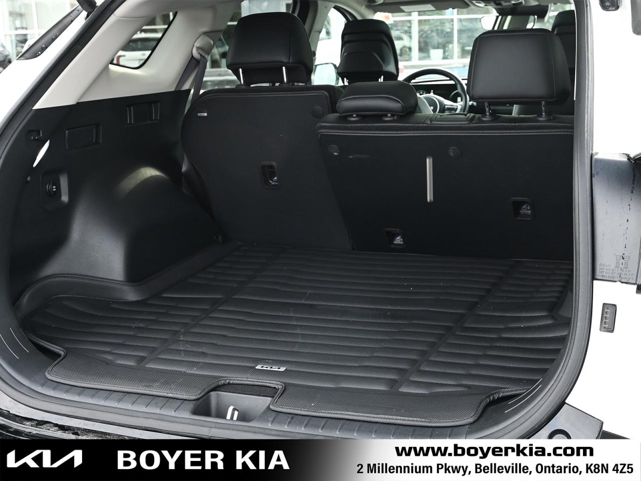 2025 Kia Sportage Plug-In Hybrid SX w/Black Interior COMES WITH SNOWS ON ALLOYS TOO Photo