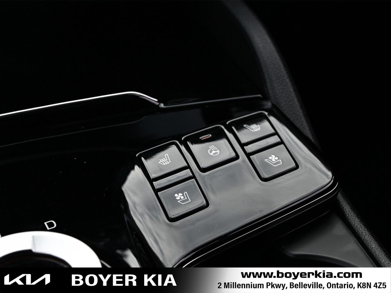 2025 Kia Sportage Plug-In Hybrid SX w/Black Interior COMES WITH SNOWS ON ALLOYS TOO Photo