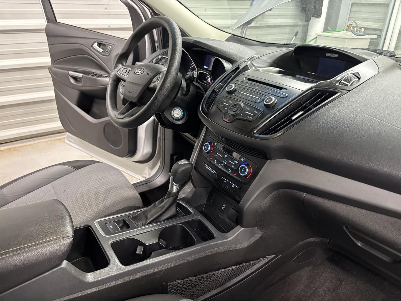 2017 Ford Escape SE AUTOMATIC TRANSMISSION Photo
