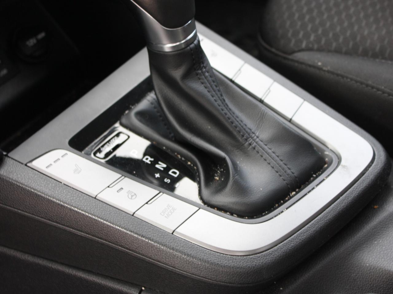 2020 Hyundai Elantra Preferred w-Sun & Safety Package IVT Photo