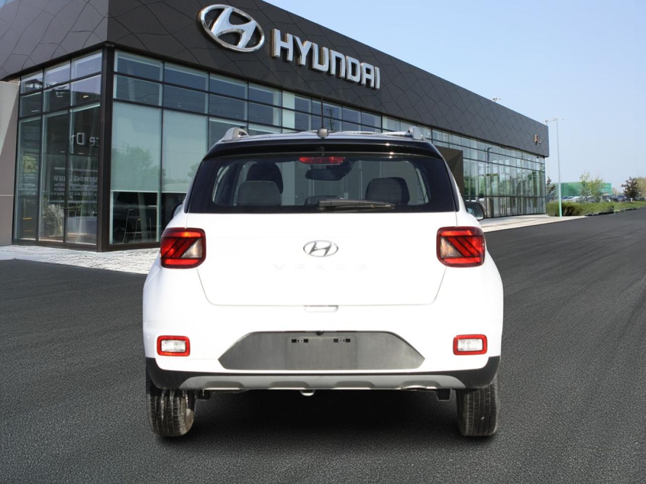 2023 Hyundai Venue Preferred IVT w-Two-Tone / Heated Seats Photo4