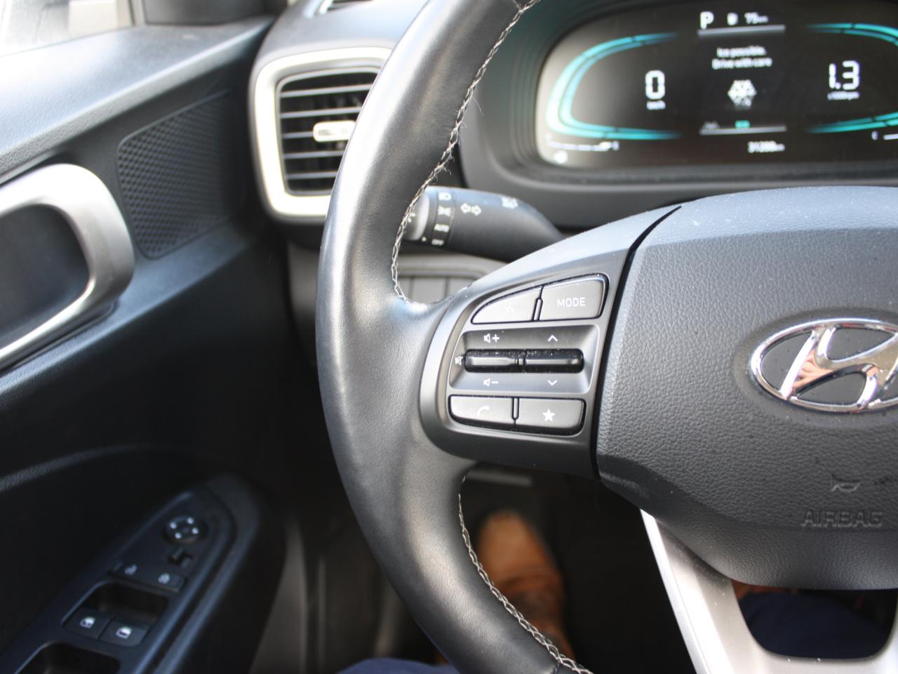 2023 Hyundai Venue Preferred IVT w-Two-Tone / Heated Seats Photo