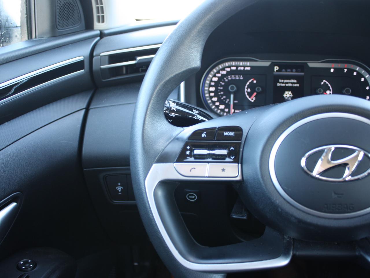 2023 Hyundai Tucson Essential FWD / Heated Seats / Backup Camera Photo