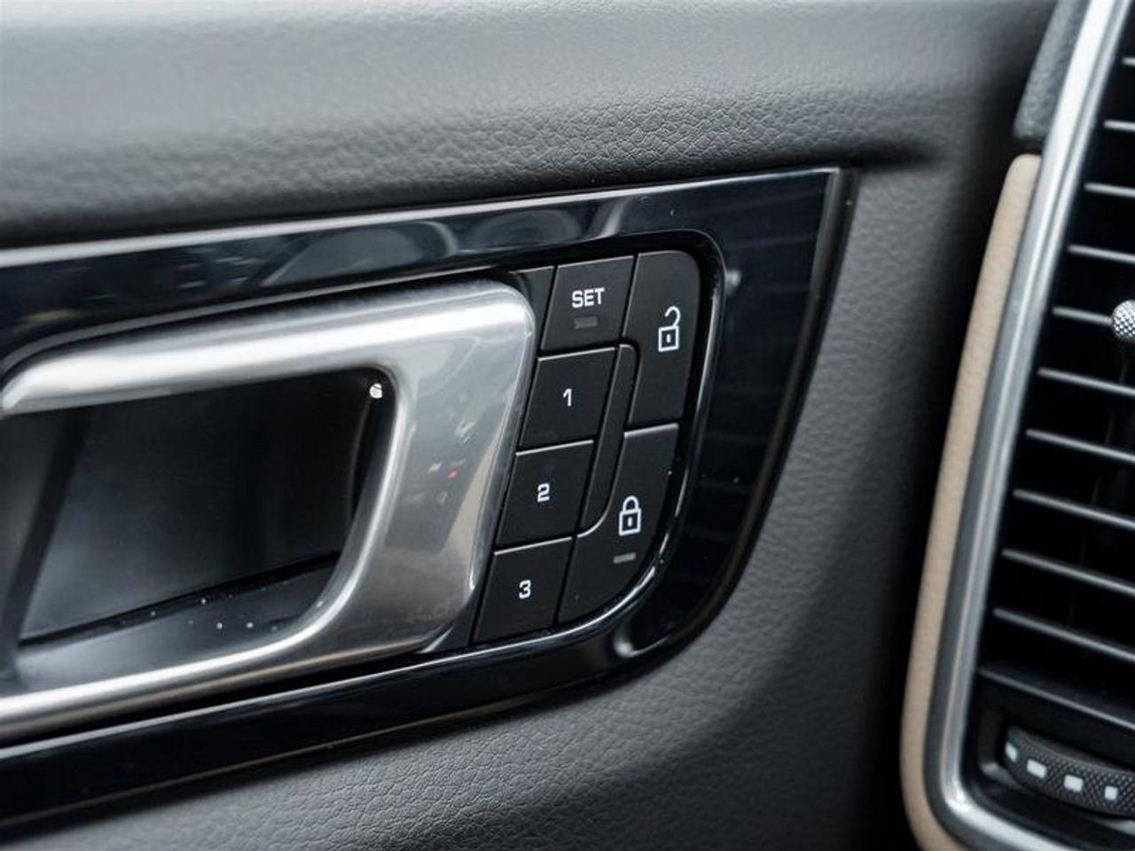 2022 Porsche Cayenne E-Hybrid AWD Premium Pkg Assistance Pkg Photo