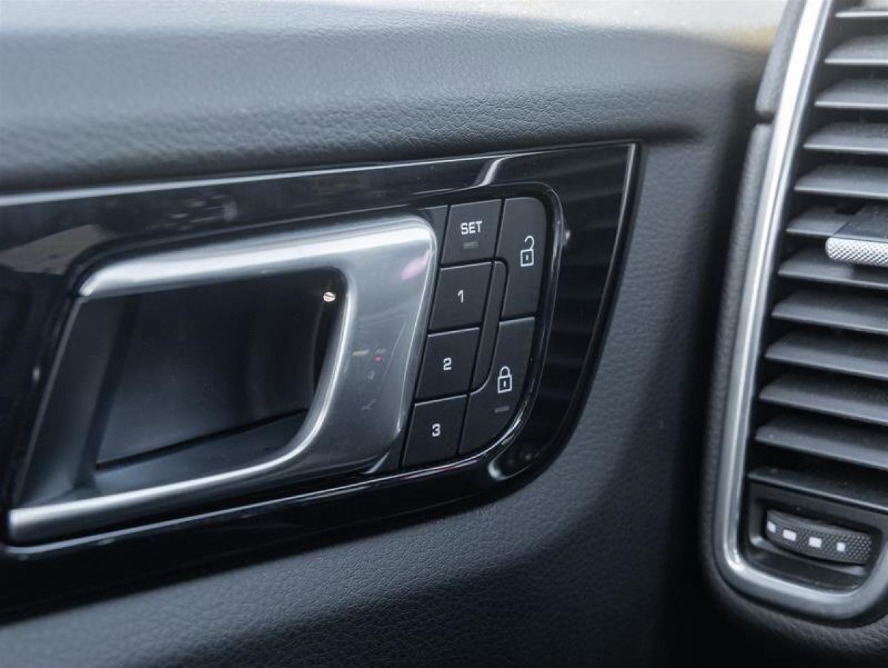 2023 Porsche Cayenne Platinum Edition E-Hybrid AWD Assistance Pkg Premi Photo