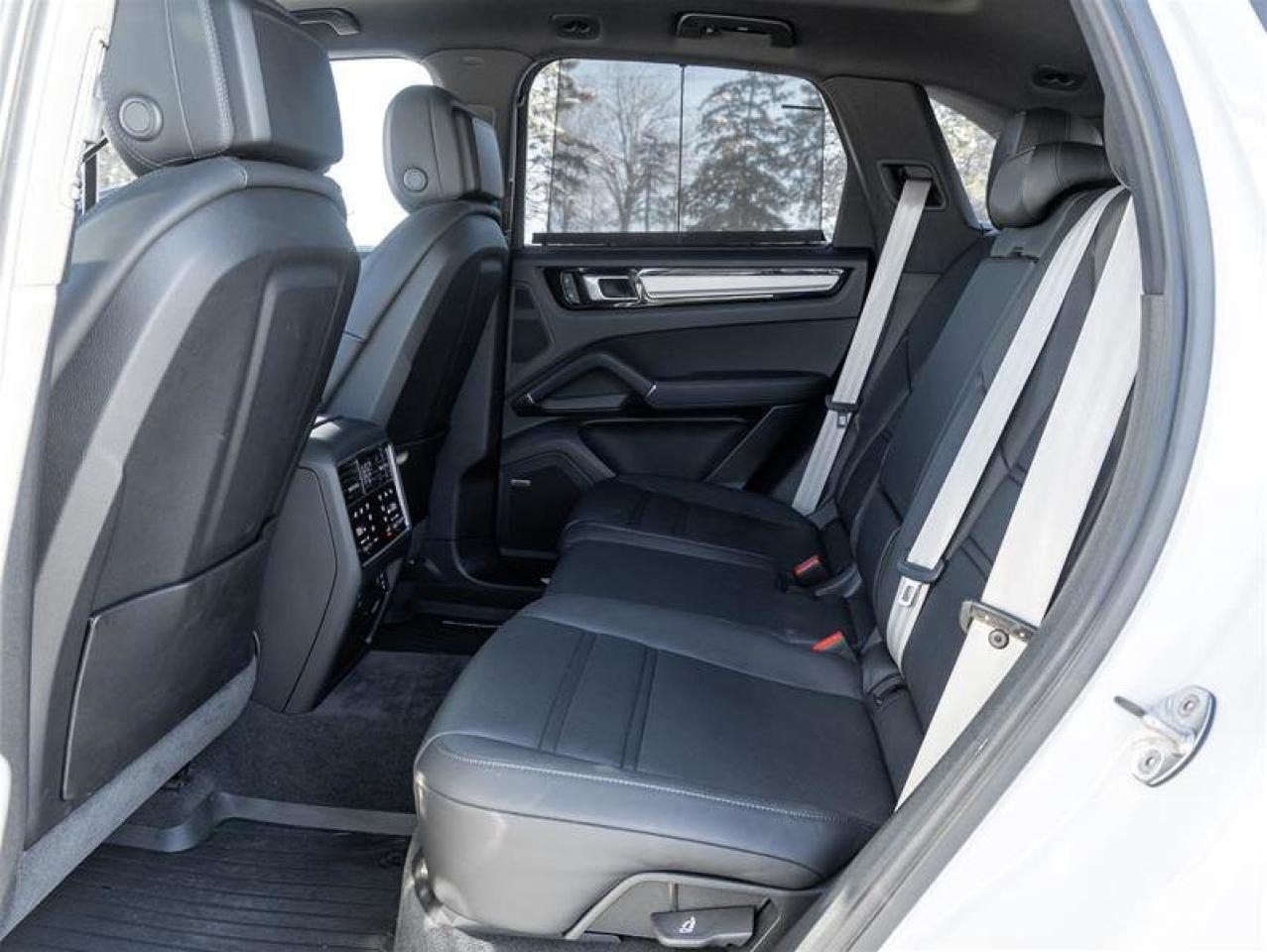 2023 Porsche Cayenne Platinum Edition E-Hybrid AWD Assistance Pkg Premi Photo