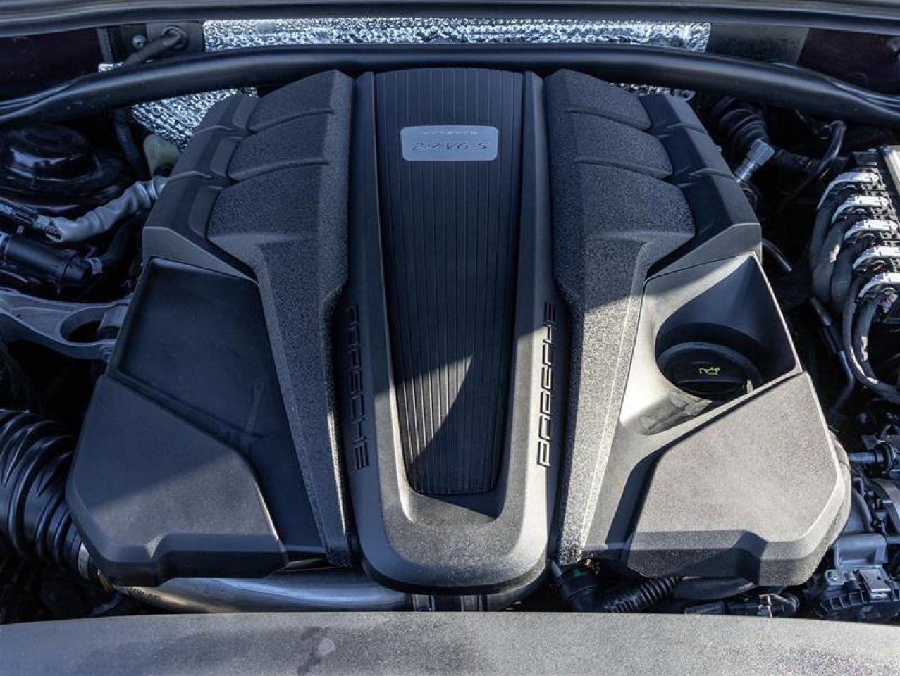 2023 Porsche Macan S AWD Premium Pkg Plus Porsche Torque Vectoring Pl Photo