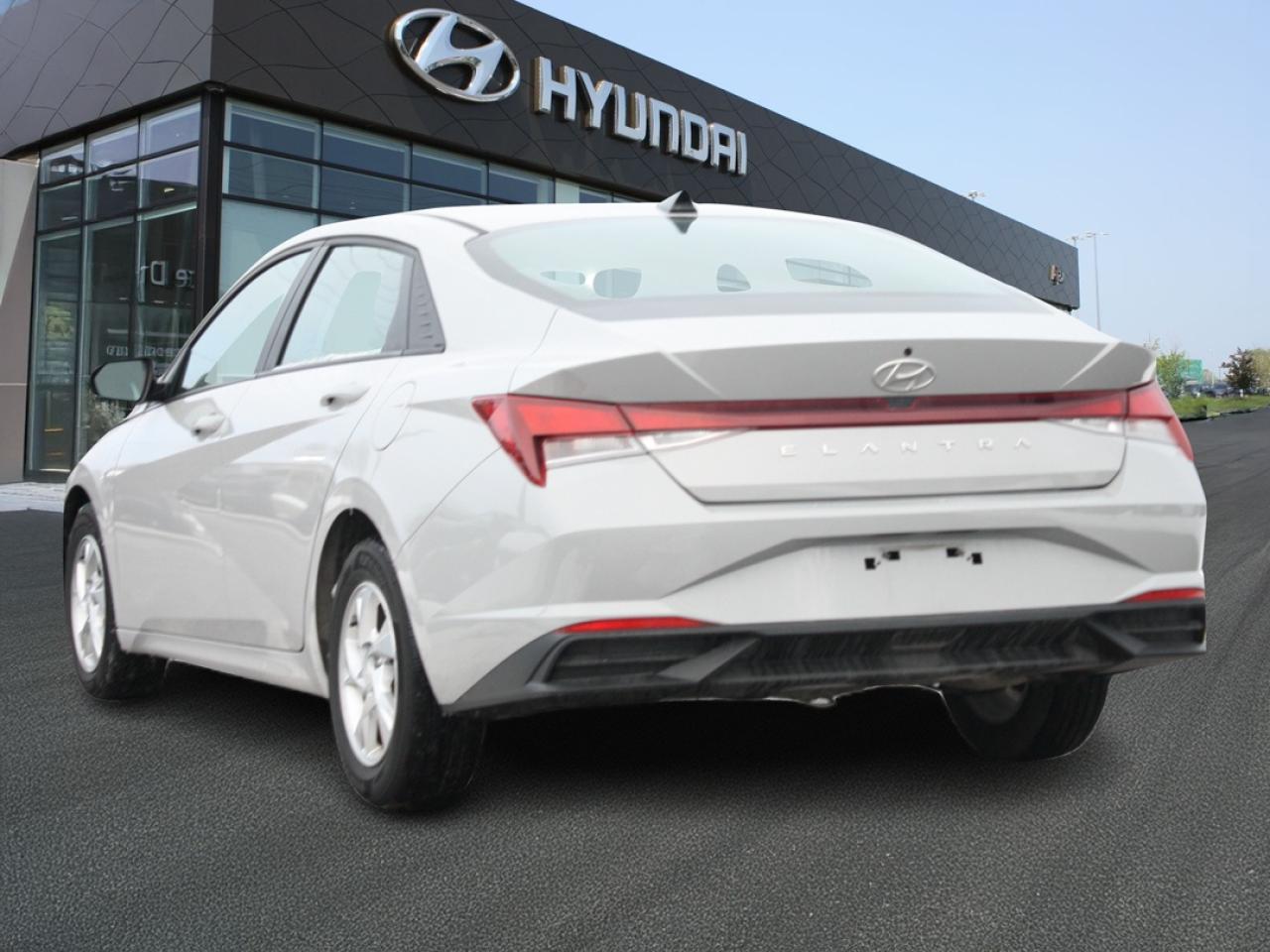 2022 Hyundai Elantra Essential CPO  / Backup Camera / Alloys Photo