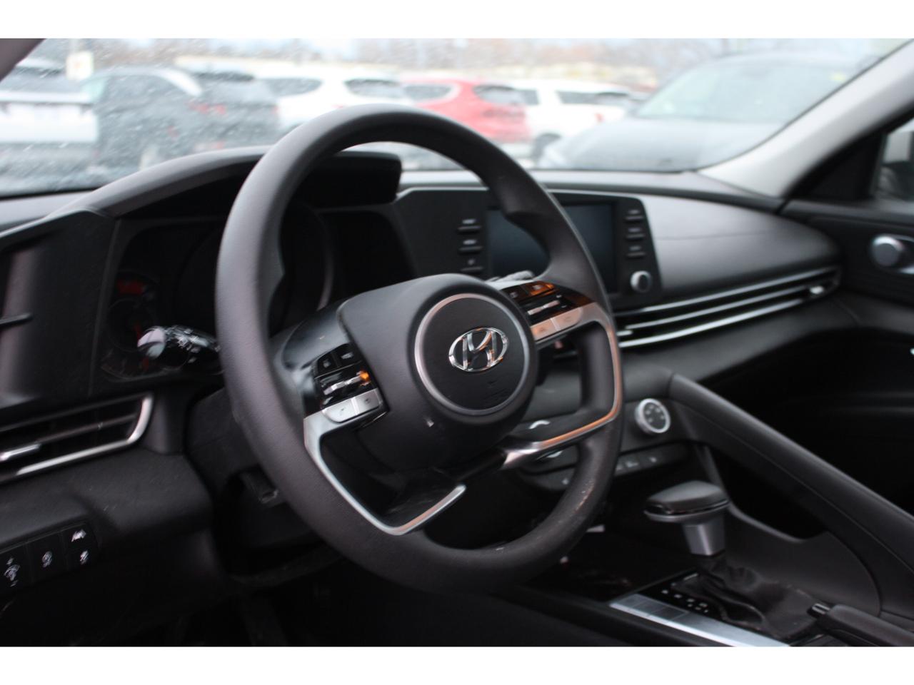 2022 Hyundai Elantra Essential CPO  / Backup Camera / Alloys Photo