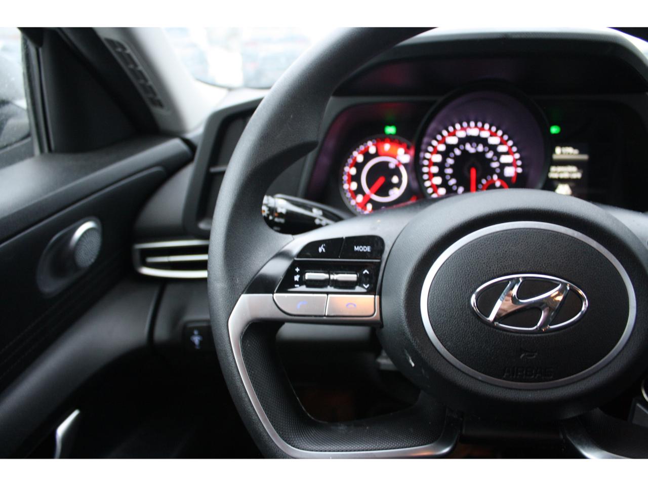 2022 Hyundai Elantra Essential CPO  / Backup Camera / Alloys Photo